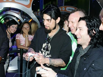Бывший гитарист Red Hot Chilli Peppers и Nine Inch Nails Дейв Наварро играет в игру Prey на приставке Xbox 360. Фото AFP Бывший гитарист Red Hot Chilli Peppers и Nine Inch Nails Дейв Наварро играет в игру Prey на приставке Xbox 360. Фото AFP