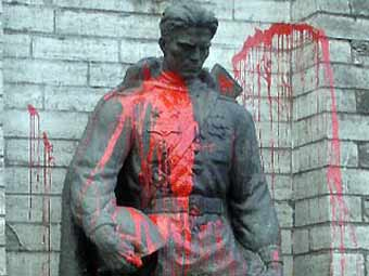 Оскверненный памятник советским воинам в Таллине, фото из архива newsru.com Оскверненный памятник советским воинам в Таллине, фото из архива newsru.com