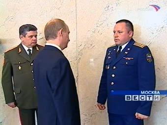 Владимир Путин и участники Парада Победы, кадр телеканала "РТР"