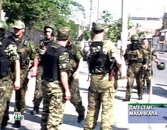 На месте штурма дома, в котором засели боевики. Съемка НТВ, архив