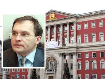 Игорь Метельский (фото с сайта gov.spb.ru) на фоне здания мэрии Москвы (фото Евгения Раздобарина)