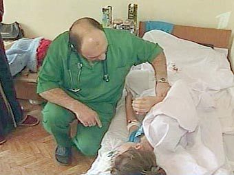 Обследование пациентки в больнице Шелковского района Чечни. Кадр Первого канала, архив, декабрь 2005 года  