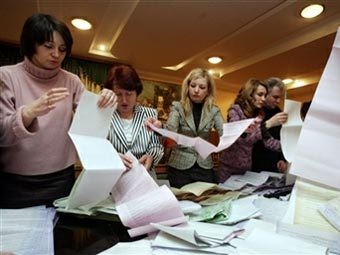 Подсчет голосов на выборах в Верховную Раду. Фото AFP
