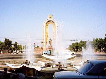 Мемориал, посвященный гражданской войне в Таджикистане в центре Душанбе. Фото с сайта uni-bayreuth.de.