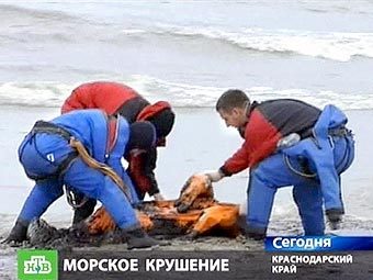 Спасатели у тела погибшего моряка. Кадр телеканала НТВ 