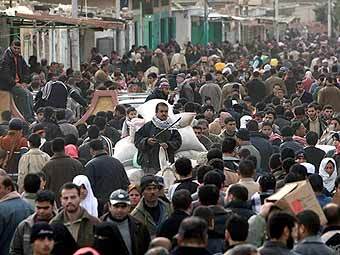 Палестинцы в египетской части города Рафиах. Фото AFP