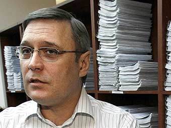 Михаил Касьянов с подписями в свою поддержку. Фото AFP Михаил Касьянов с подписями в свою поддержку. Фото AFP