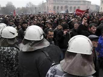 Сторонники оппозиции на площади Свободы в Ереване 26 февраля. Фото AFP