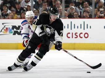 С шайбой Евгений Малкин. Фото с сайта penguins.nhl.com