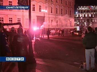 Фанаты "Зенита" в Санкт-Петербурге. Кадр телеканала "Россия"