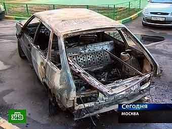 Сожженный в Северном Бутово автомобиль. Кадр телеканала НТВ