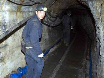 Китайский шахтер в угольной шахте. Фото с сайта people.com.cn