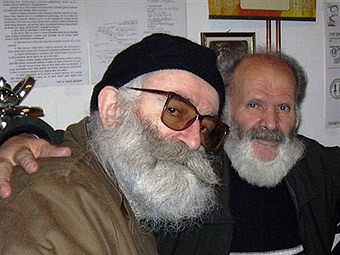 Радован Караджич (слева) и его наставник, эксперт в области "биоэнергетики" Мина Минич. Фото AFP