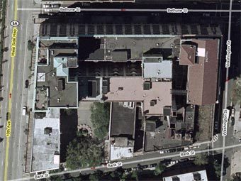 Комплекс Westbeth на Манхэттене. Спутниковый снимок Google Maps