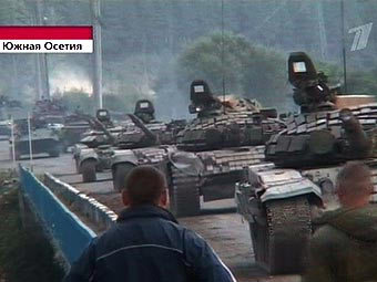 Колонна российских танков на границе с Южной Осетией 8 августа 2008 года. Кадр "Первого канала"