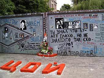 "Стена Цоя" в Минске. Фото пользователя Acca1983 с сайта wikipedia.org.