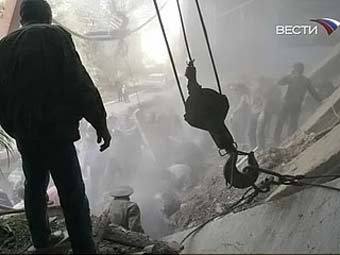 Разбор завалов в беляевской школе. Кадр телеканала "Вести 24"