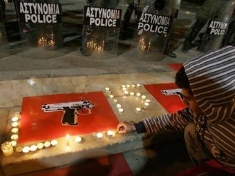 Греческая молодежь зажигает свечи в память об Александросе Григорополусе. Фото ©AFP