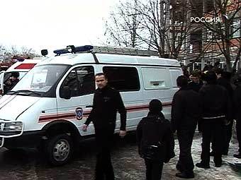 Автомобили спасателей у здания ФССП в Назрани. Кадр телеканала "Россия"