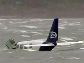 Самолет Стива Боля на воде. Кадр телеканала BBC.