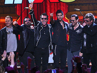 INXS и Джейсон Дин Форчен. Фото с сайта rockbandlounge.com