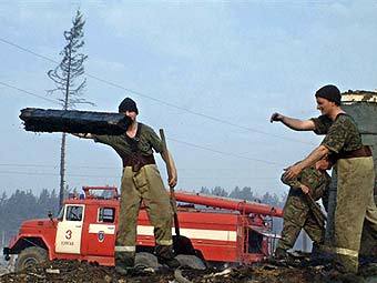 Сотрудники МЧС на месте лесного пожара. Фото ©AFP, архив