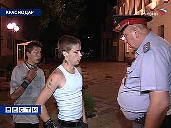 Проверка документов у краснодарских подростков, лето 2008 года. Кадр телеканала "Россия"