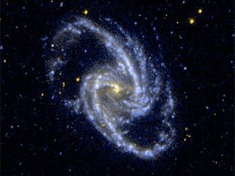 ��������� NGC 1365. ���� NASA/JPL-Caltech/SSC/GALEX