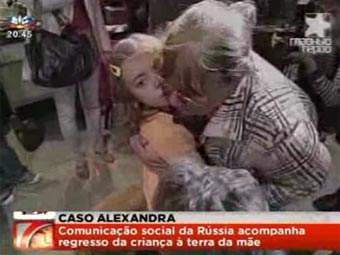 Александра Зарубина с родственниками в аэропорту. Кадр португальского телевидения, архив