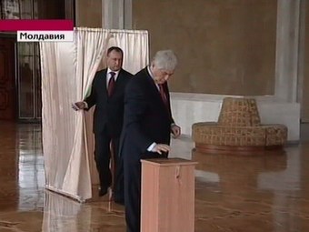 Действующий президент Молдавии Владимир Воронин на выборах. Кадр Первого канала, архив