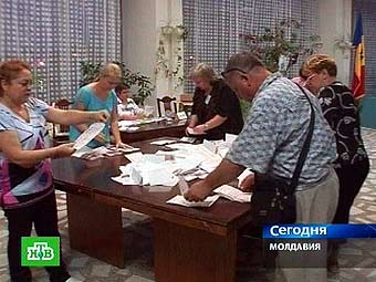 Подсчет голосов на избирательном участке в Молдавии. Кадр телеканала НТВ