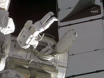 ����� ������ (�����) � ������ ����� (������). ���� NASA TV, ���������� �� ������ &copy;AFP