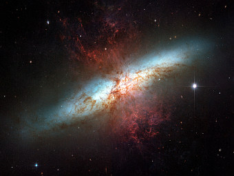 ��������� M82. ���� NASA