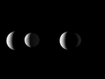 ��� �� ���������� "�������" ������� ����� (������� ������) � ����� (�������). ���� NASA/JPL/Space Science Institute
