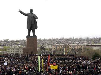 Митинг на центральной площади города Ош. Архивное фото ©AFP