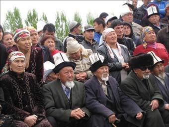 Сторонники Курманбека Бакиева в Джалалабаде. Фото "Фергана.Ру"