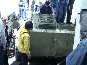 Во время беспорядков в Киргизии. Фото ©AFP, 19 апреля 2001 года