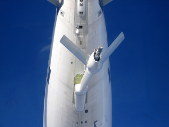 Заправочная штанга KC-45. Фото с сайта flightglobal.com