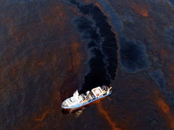 Ликвидация последствий утечки нефти. Фото ©AFP