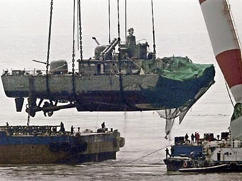 "Чхонан" поднимают со дна моря. Фото ©AFP