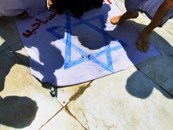 Египтяне топчут израильский флаг на акции протеста в Каире. Фото ©AFP