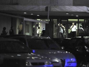 Сотрудники министерства увхода в здание после взрыва. Фото ©AFP
