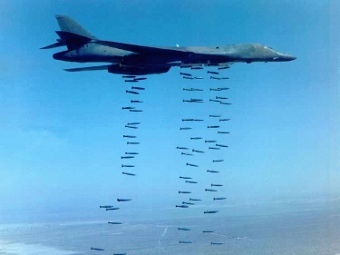 B-1B, сбрасывающий авиабомбы Mk.82. Фото с сайта fas.org