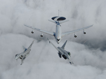 Eurofighter Typhoon в сопровождении самолета ДРЛОиУ. Фото с сайта eurofighter.com