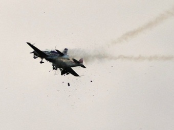 Один из столкнувшихся на авиашоу в Варнгау самолетов. Фото ©AFP