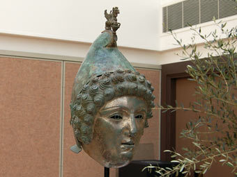 Шлем на аукционе Christie's. Фото Daniel Pett для portableantiquities