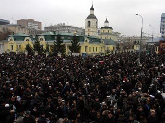 Мусульмане у мечети на проспекте Мира. Фото ©AFP