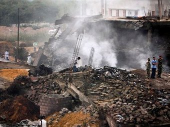 На месте крушения Ил-76 в Карачи. Фото ©AP