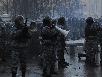 Во время беспорядков на Манежной площади. Фото Мити Алешковского для "Ленты.Ру"