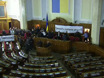 Драка в Верховной Раде Украины. Кадр телеканала "Россия 24"